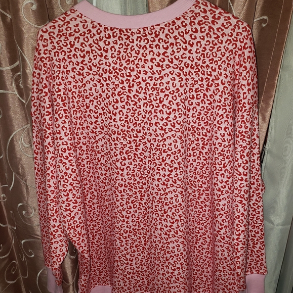 New Cabana by Crown and Ivy Sweatshirt Size Medium Pink and Red Animal Print - Picture 2 of 6